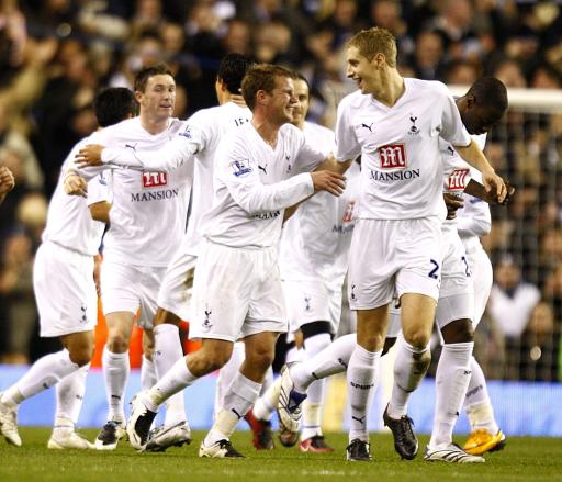 数十位工人集结诺坎普外，抗议建筑公司驱逐行政不合规员工（数十名工人诺坎普外集会，抗议建筑公司清退行政手续不合规人员）