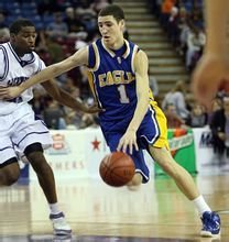 皇马本泽马梅开二度助球队取胜（本泽马独中两元助皇马全取三分）