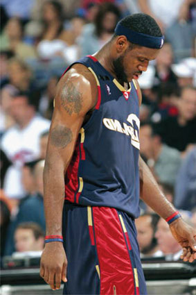 最近阿隆索的帅位岌岌可危，斯洛特也面临战绩不佳的...（阿隆索帅位告急，斯洛特亦因战绩低迷承压）