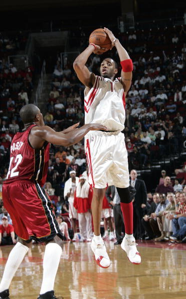 埃奇库姆成76人队史最年轻得分20+助攻5+且0失误球员（埃奇库姆成76人史上最年轻单场20+分5+助攻零失误球员）