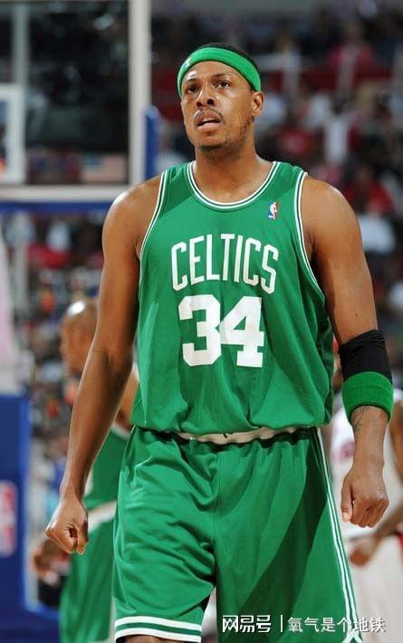 韩媒：全北现代外籍助教涉嫌“拉眼角”种族歧视韩国裁判（韩媒：全北现代外籍助教被指对韩国裁判做出拉眼角歧视手势）